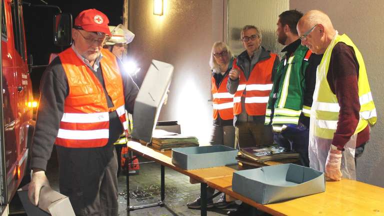 Notfall&uuml;bung f&uuml;r Feuerwehr/Personal Gemeindearchiv Gem&uuml;nden